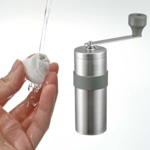 HARIO V60 Outdoor 金屬磨豆器及拆出的陶瓷磨芯展示