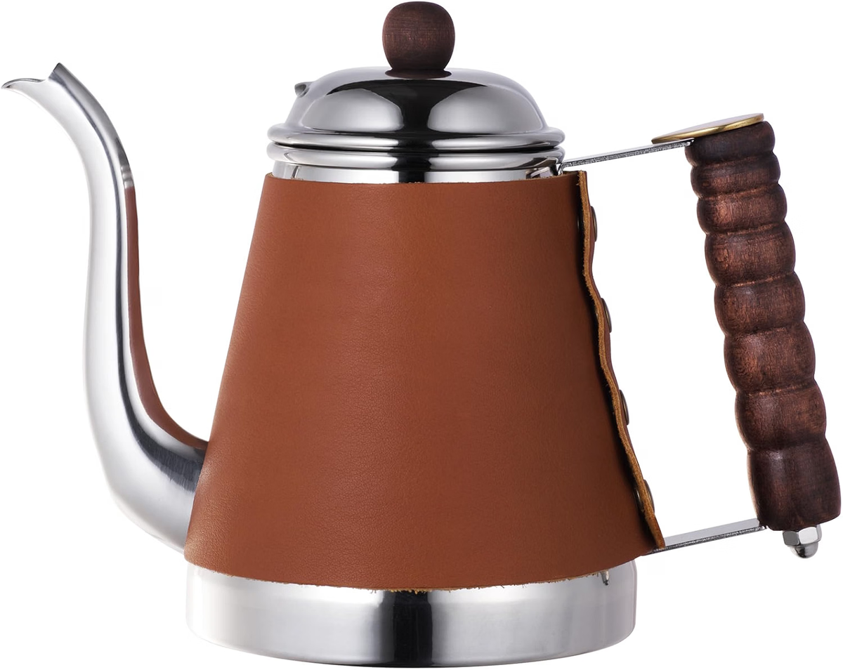 Kalita Wave Pot Leather 手冲壶正面，金属壶身配棕色牛皮罩和包覆把手