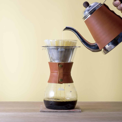 Kalita Wave Pot Leather 手冲壶使用场景；画面中的滤杯和杯具不包含在内