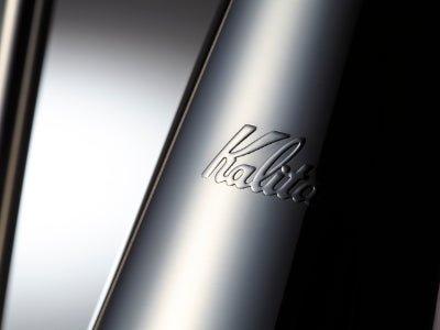 Kalita Drip Pot Slim 700 系列不锈钢壶身 Kalita 压印细节