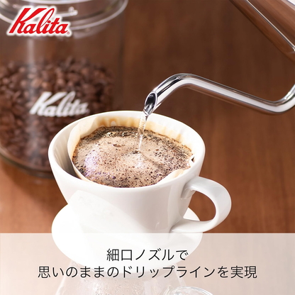 Kalita Drip Pot Slim 700SS 细口壶嘴向滤杯注水的特写；杯具和滤杯不包含在内