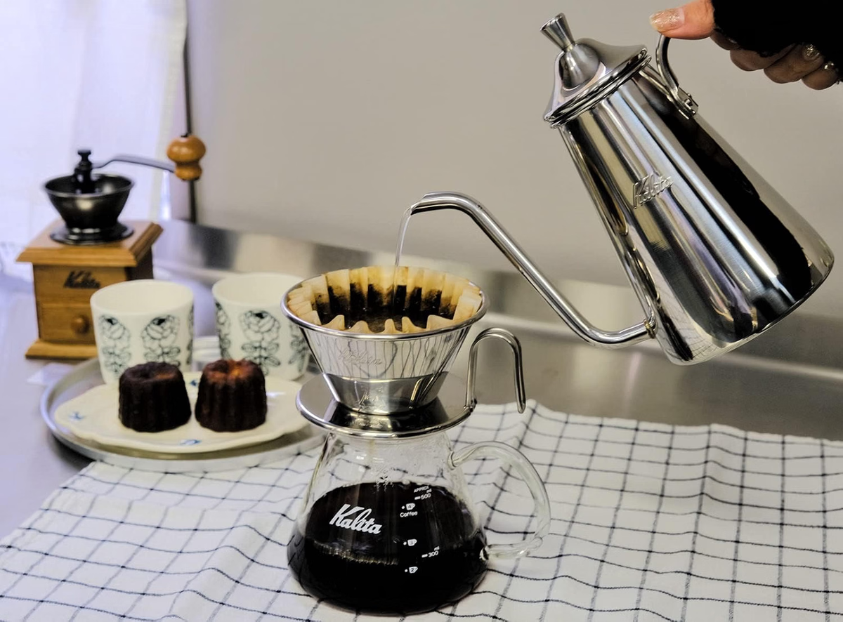 Kalita Drip Pot Slim 700SS 搭配波浪滤杯的手冲示范；其余器具不包含在内