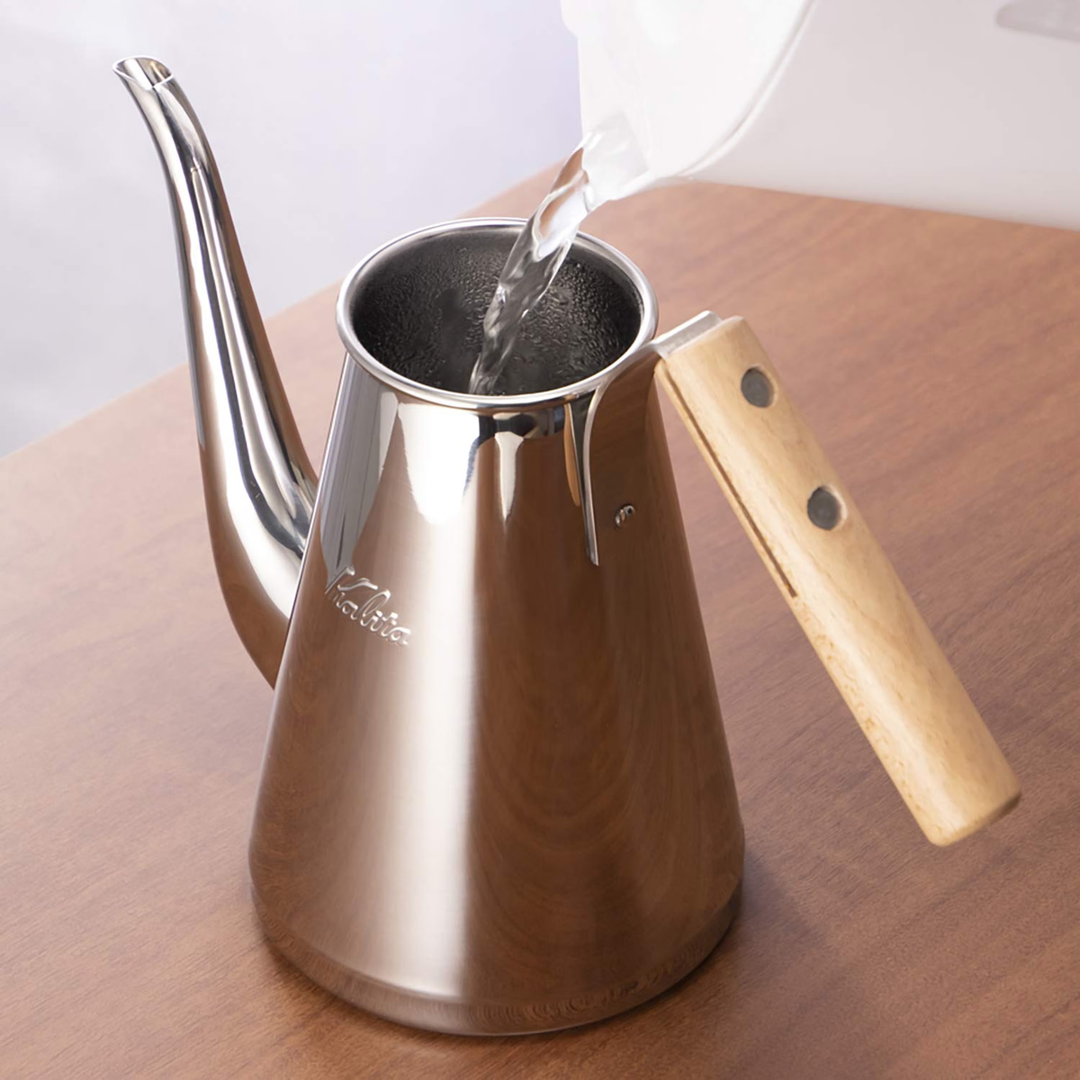 Kalita Drip Pot Slim 700SSW 开盖注水示范，展示侧把手和壶口