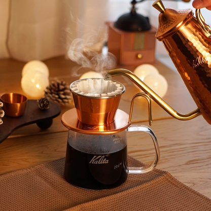 Kalita Drip Pot Slim 700CU 铜壶向滤杯注水的使用场景；其余器具不包含在内