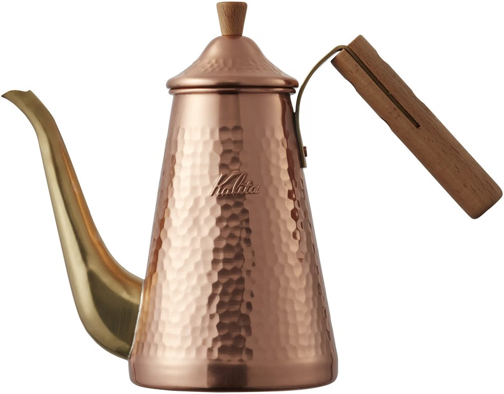 Kalita Drip Pot Slim 700CUW 槌目铜制手冲壶正面，配木质外观侧把手