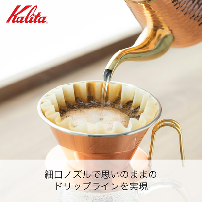 Kalita Cu Kettle 700 壺嘴向濾杯注水的特寫；杯具及濾杯不包含在內