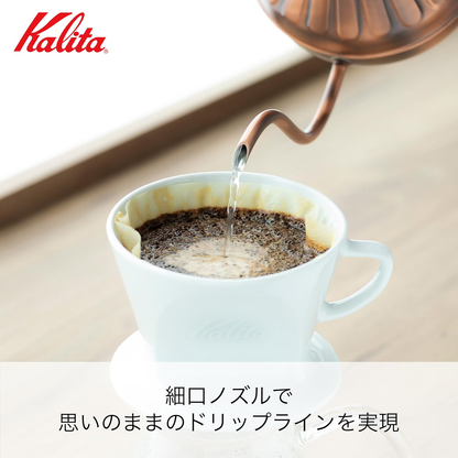 Kalita Cu Kettle 900 向杯上濾杯注水的特寫；杯具及濾杯不包含在內