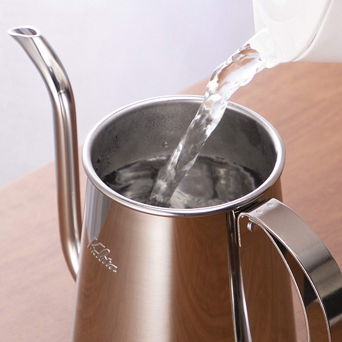 Kalita SS Kettle 700 开盖注水示范，展示不锈钢壶内部