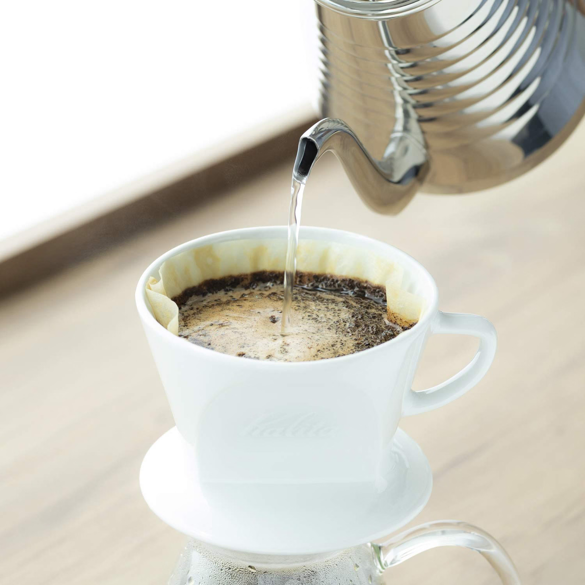 Kalita SSW Kettle 1000 向杯上滤杯注水的示范；杯具和滤杯不包含在内