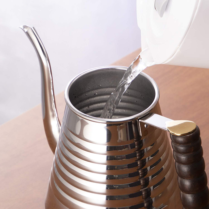 Kalita SSW Kettle 1000 开盖注水示范，展示波纹壶身和壶口