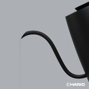 HARIO Lyra 黑色機身的細口壺嘴特寫