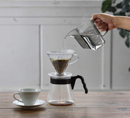 Drip Kettle Air 搭配 V60 濾杯、分享壺與咖啡杯的桌面沖煮場景。