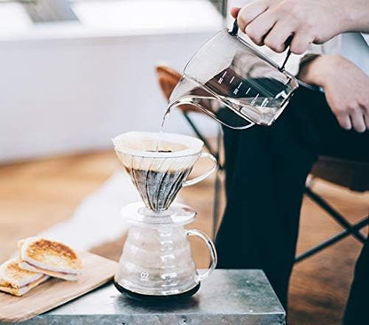 Drip Kettle Air 在桌面手沖場景向 V60 濾杯注水。