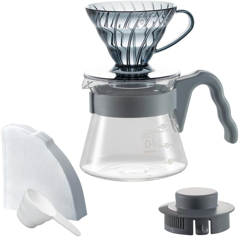 白底 Urban Gray 完整套裝：灰色 V60 01 濾杯、450 mL 玻璃分享壺、濾紙、量匙及壺蓋配件。