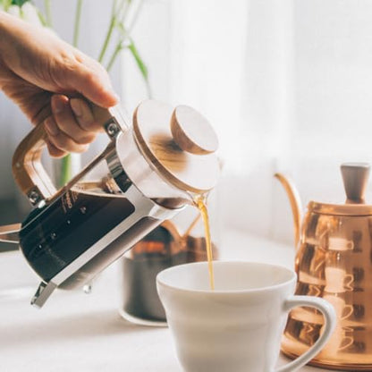 HARIO Cafe Press Wood 600mL 倒出咖啡情境