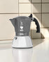 Bialetti Brikka Induction 霧灰色4杯摩卡壺置於意式咖啡廚房檯面的封面圖