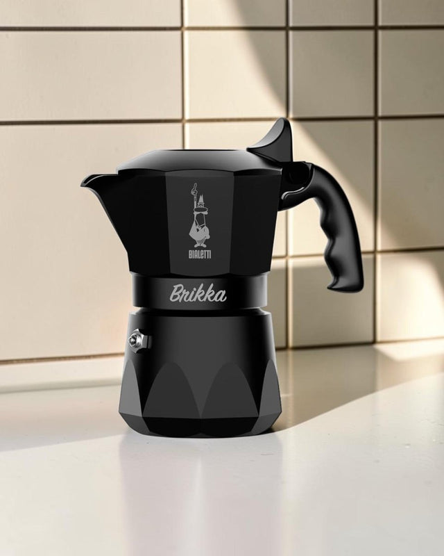 Bialetti Brikka 日本限定霧黑色2杯摩卡壺置於意式咖啡廚房檯面的封面圖