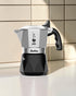 Bialetti Brikka 經典鋁色2杯摩卡壺置於意式咖啡廚房檯面的封面圖
