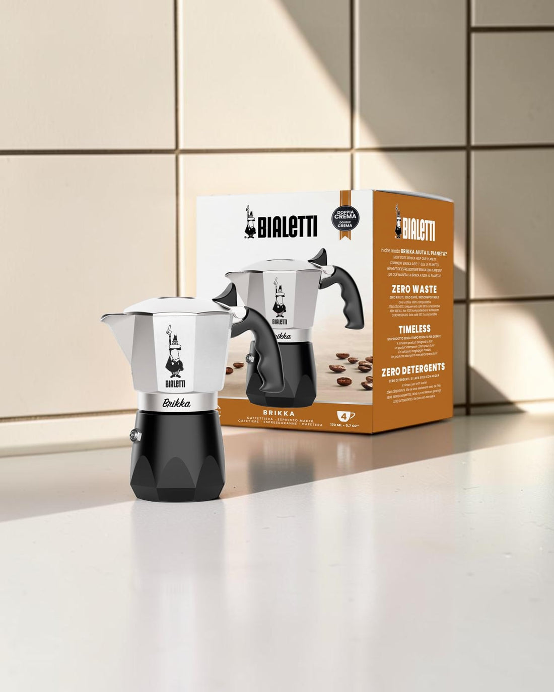 Bialetti Brikka 經典鋁色4杯摩卡壺與原裝盒置於意式咖啡廚房檯面的封面圖