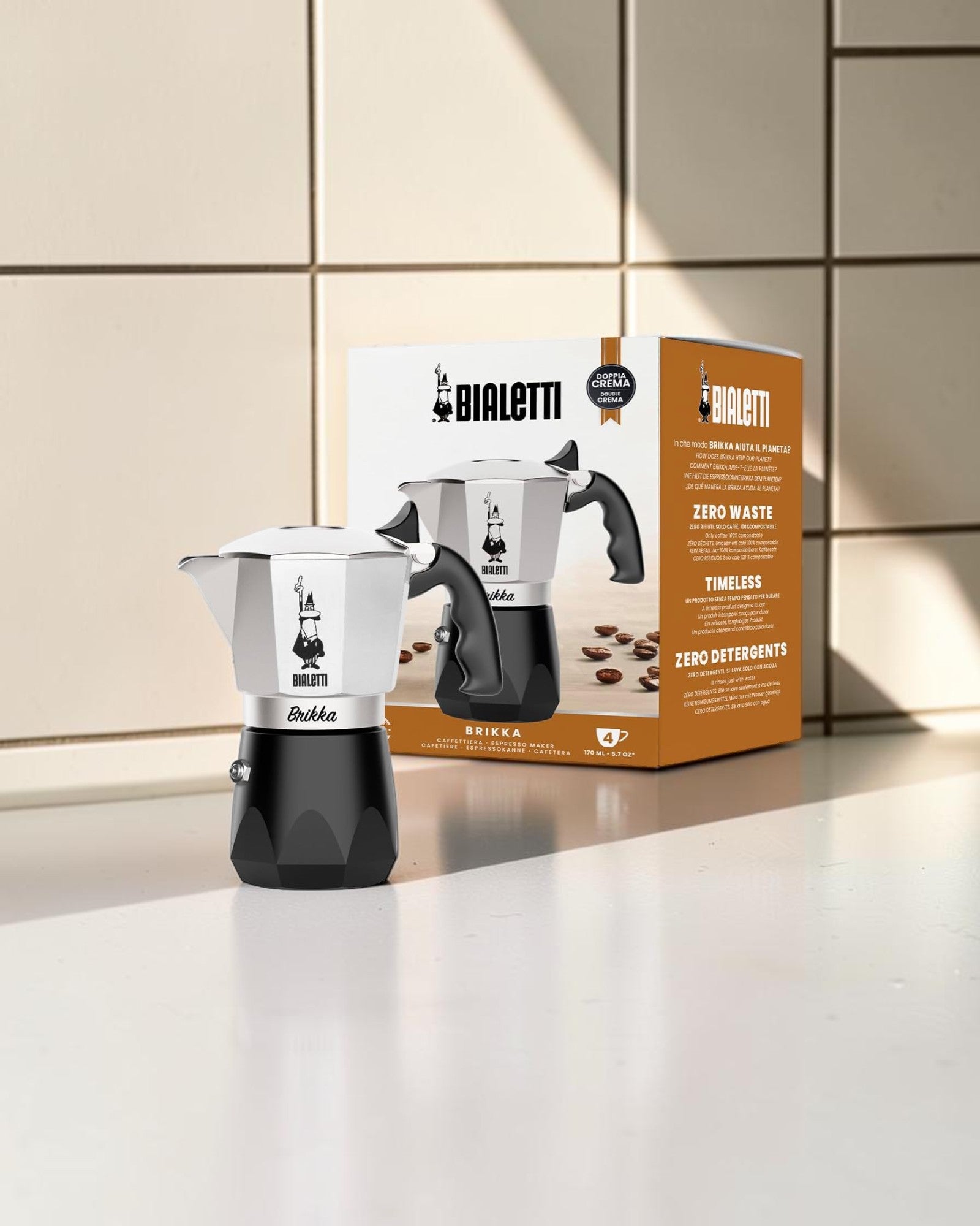 Bialetti Brikka 經典鋁色4杯摩卡壺與原裝盒置於意式咖啡廚房檯面的封面圖