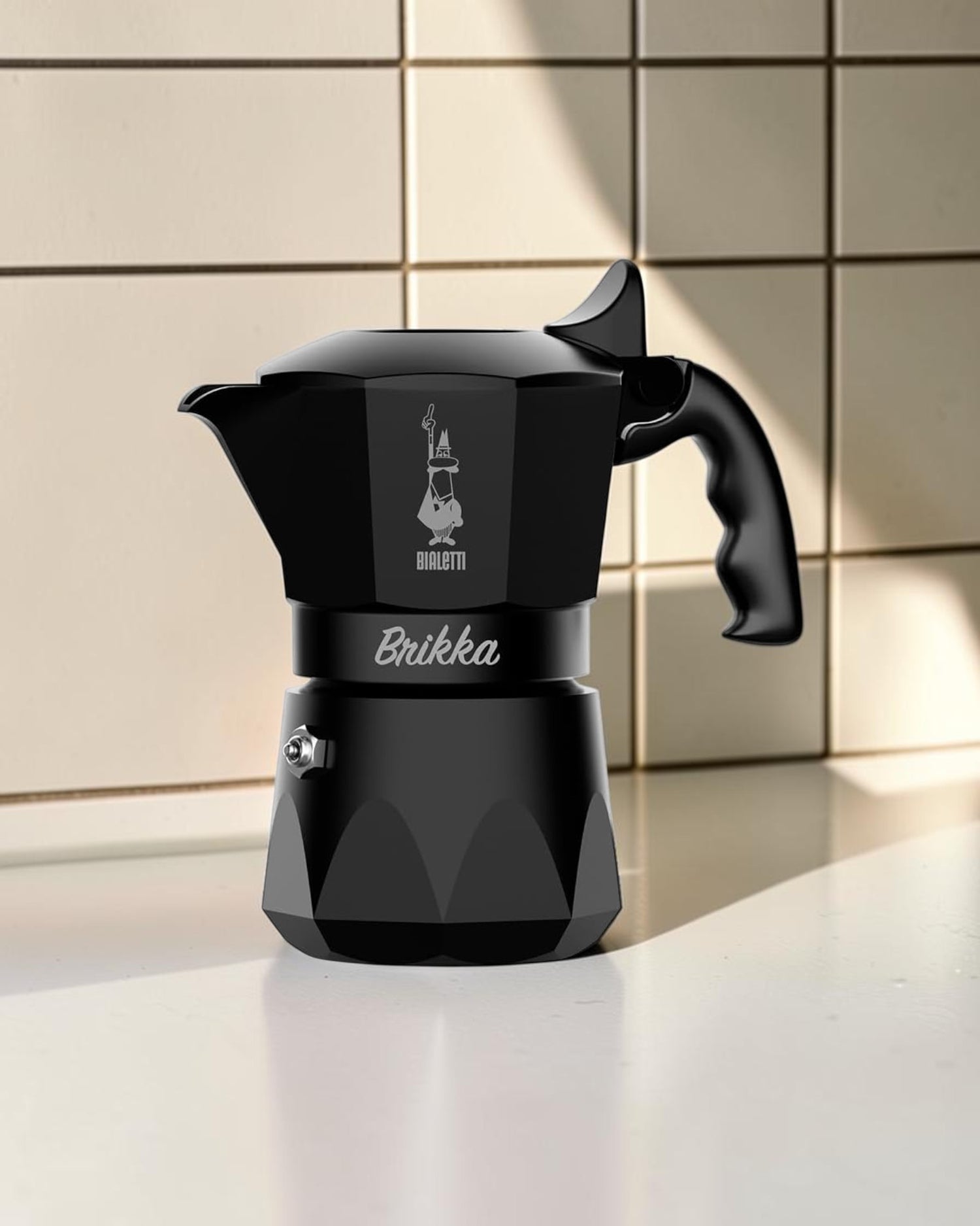 Bialetti Brikka 日本限定霧黑色2杯摩卡壺置於意式咖啡廚房檯面的封面圖
