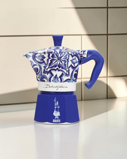 Bialetti x Dolce &amp; Gabbana Blu Mediterraneo 3杯摩卡壺置於意式咖啡廚房檯面的封面圖