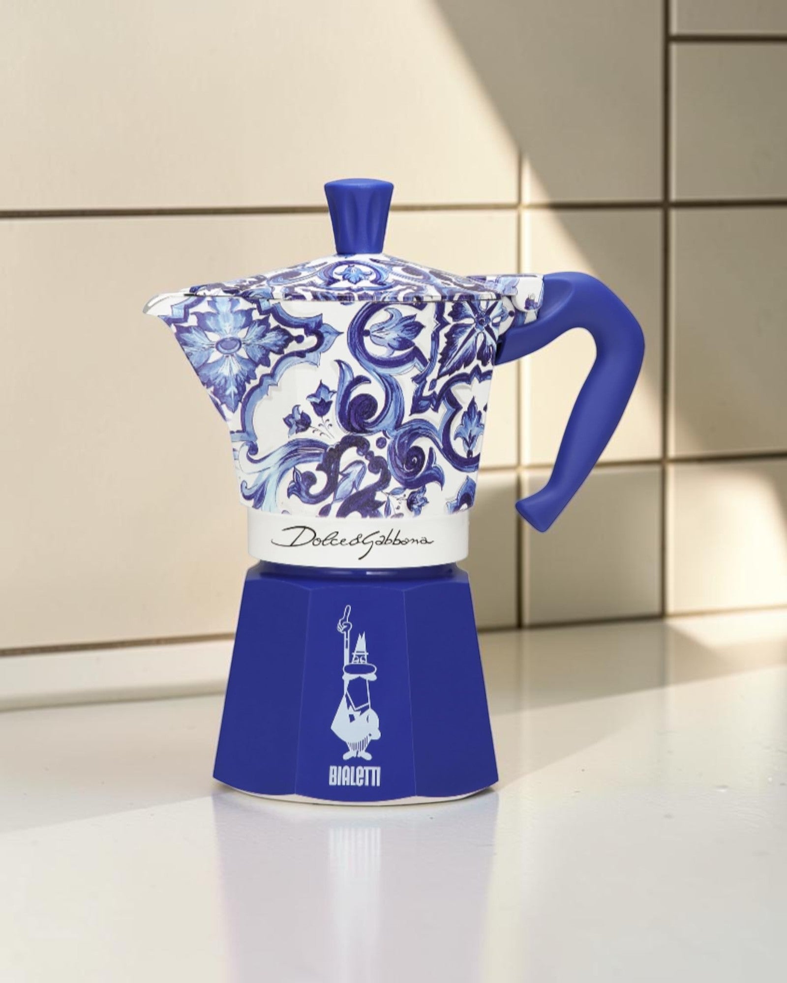 Bialetti x Dolce &amp; Gabbana Blu Mediterraneo 6杯摩卡壺置於意式咖啡廚房檯面的封面圖