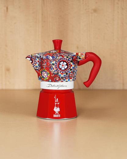 Bialetti x Dolce &amp; Gabbana Sicilian Cart 3杯摩卡壺置於暖木咖啡空間的修正版封面圖