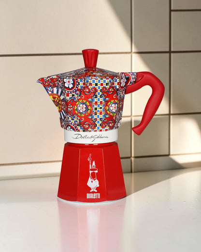 Bialetti x Dolce &amp; Gabbana Sicilian Cart 6杯摩卡壺置於意式咖啡廚房檯面的封面圖