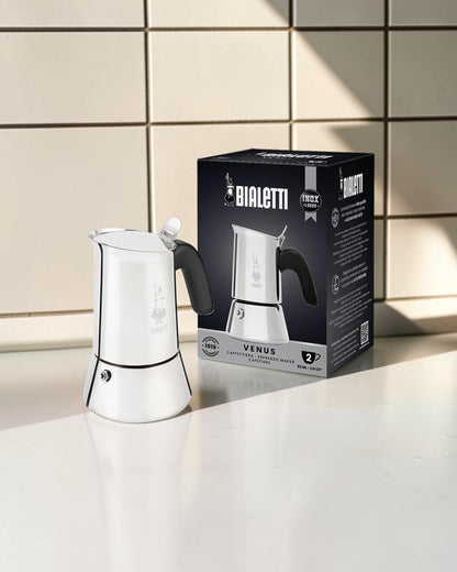 Bialetti Venus 銀色2杯不鏽鋼摩卡壺與原裝盒置於意式咖啡廚房檯面的封面圖