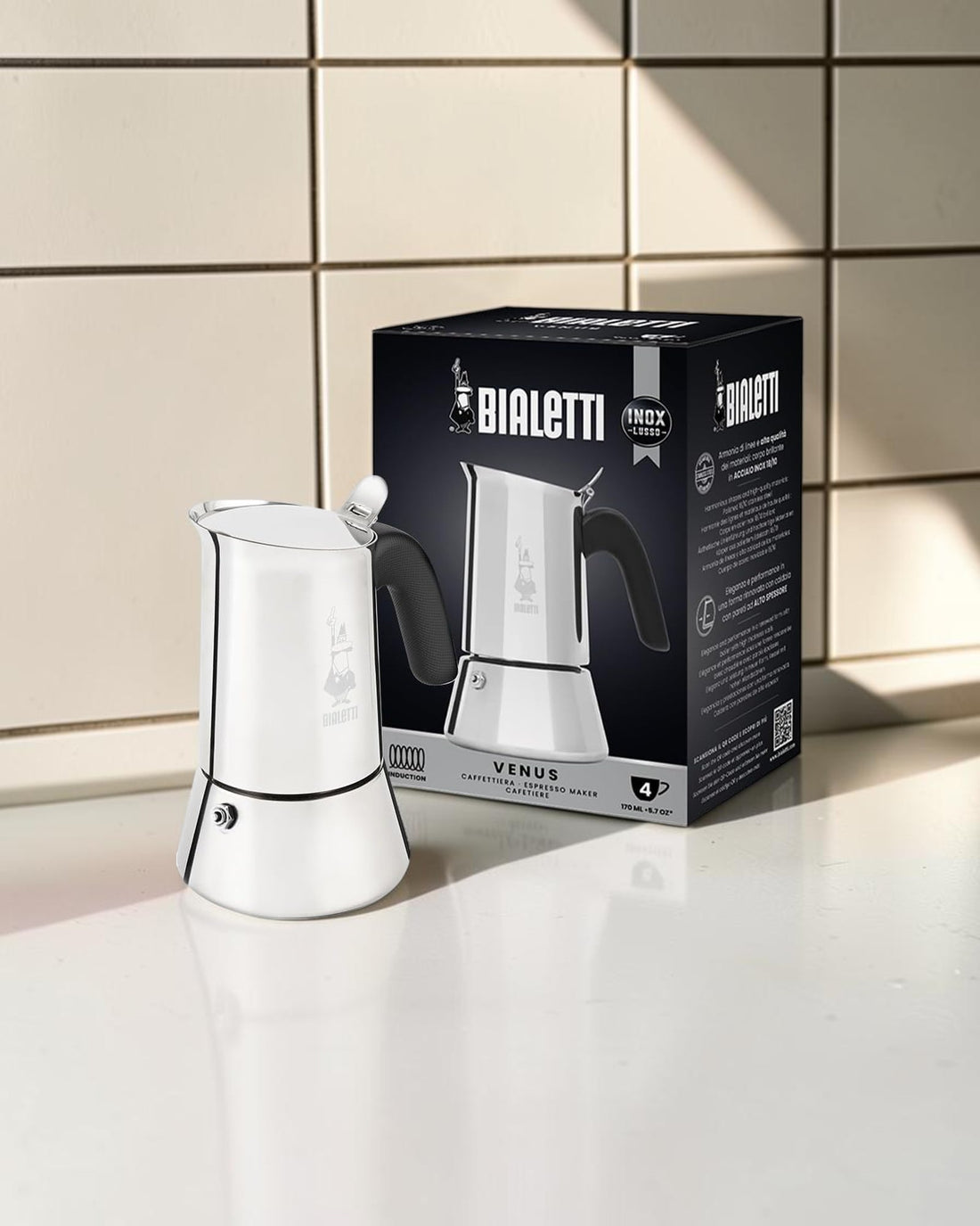 Bialetti Venus 銀色4杯不鏽鋼摩卡壺與原裝盒置於意式咖啡廚房檯面的封面圖
