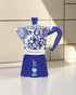 Bialetti x Dolce & Gabbana Blu Mediterraneo 6杯摩卡壺置於意式咖啡廚房檯面的封面圖