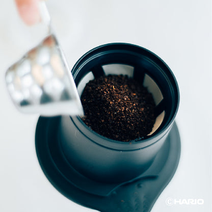 HARIO Cafeor 金屬濾網咖啡濾杯沖煮情境二