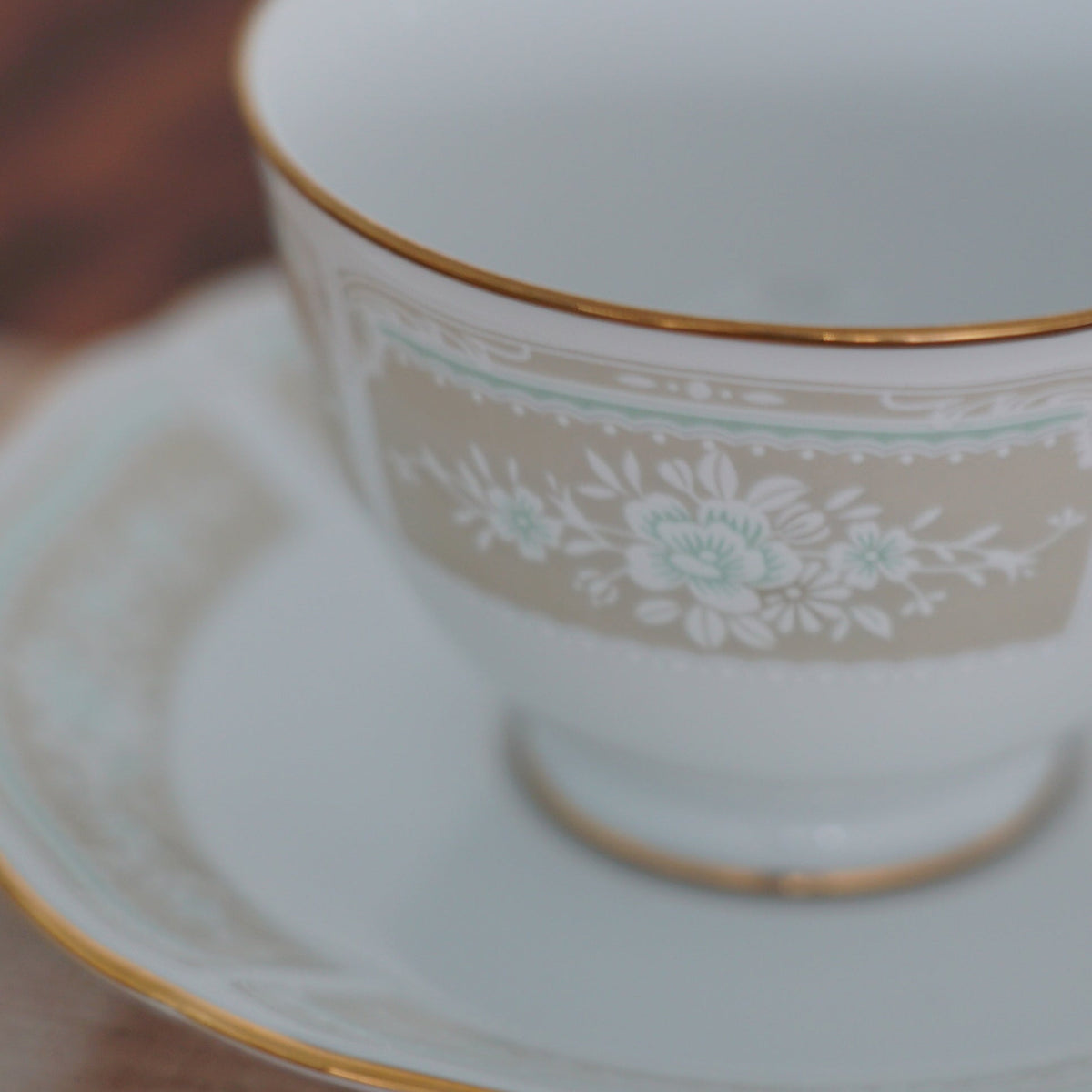 HARIO × Noritake｜蕾絲木金邊米色花紋及金邊近照