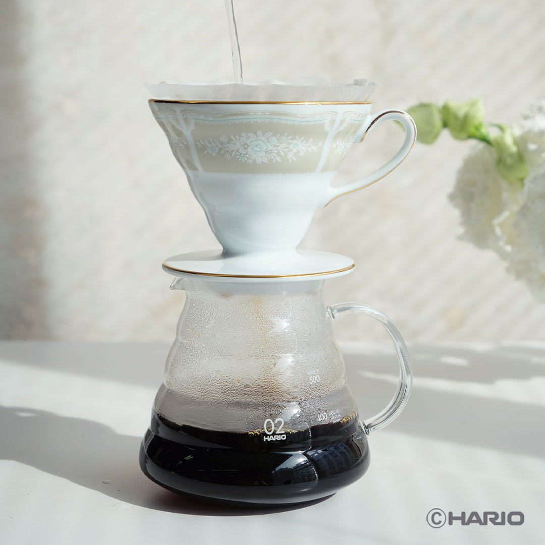 HARIO × Noritake｜蕾絲木金邊米色濾杯架於分享壺的沖煮情境