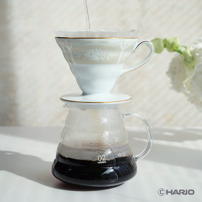 HARIO × Noritake｜蕾絲木金邊米色濾杯架於分享壺的沖煮情境