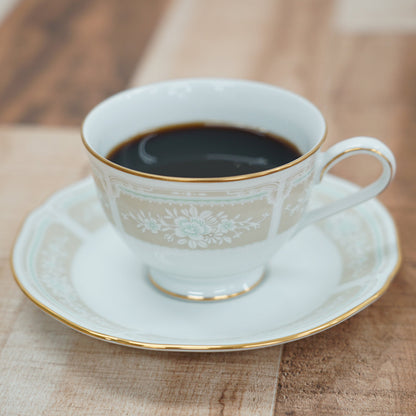 HARIO × Noritake｜蕾絲木金邊米色杯碟盛載咖啡的情境