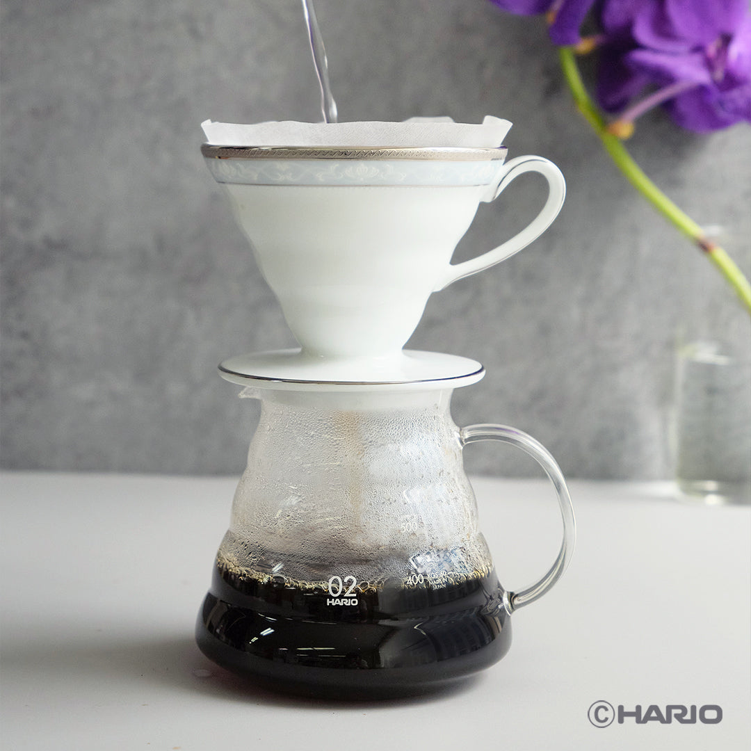 HARIO × Noritake｜漢普夏鉑金邊濾杯架於分享壺的沖煮情境