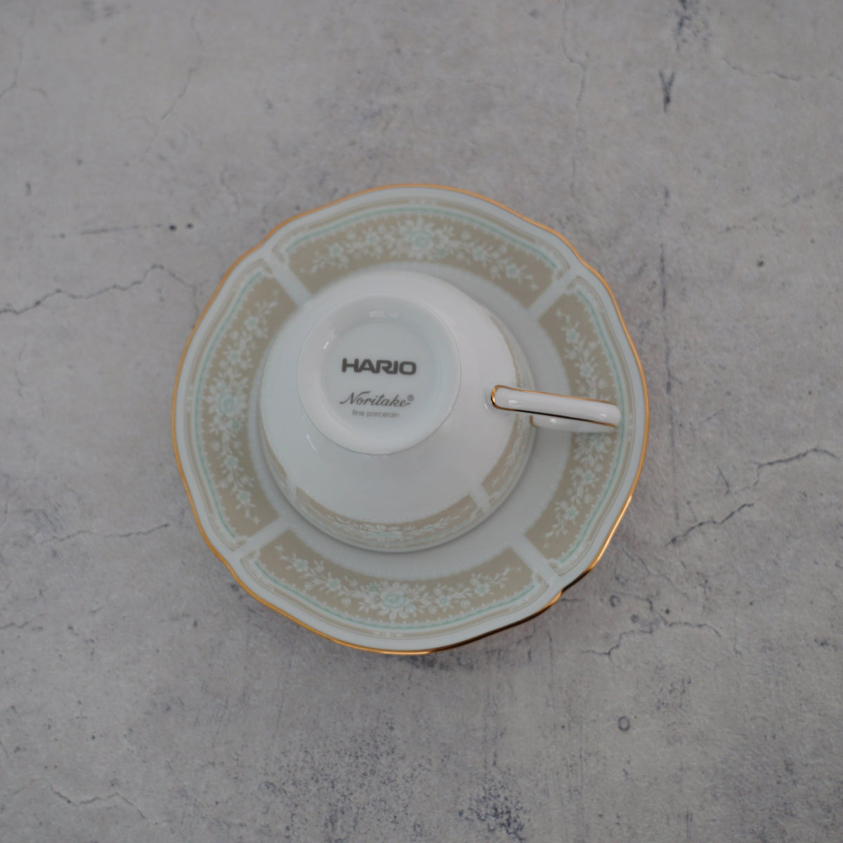 HARIO × Noritake｜蕾絲木金邊米色杯碟底部及品牌標記