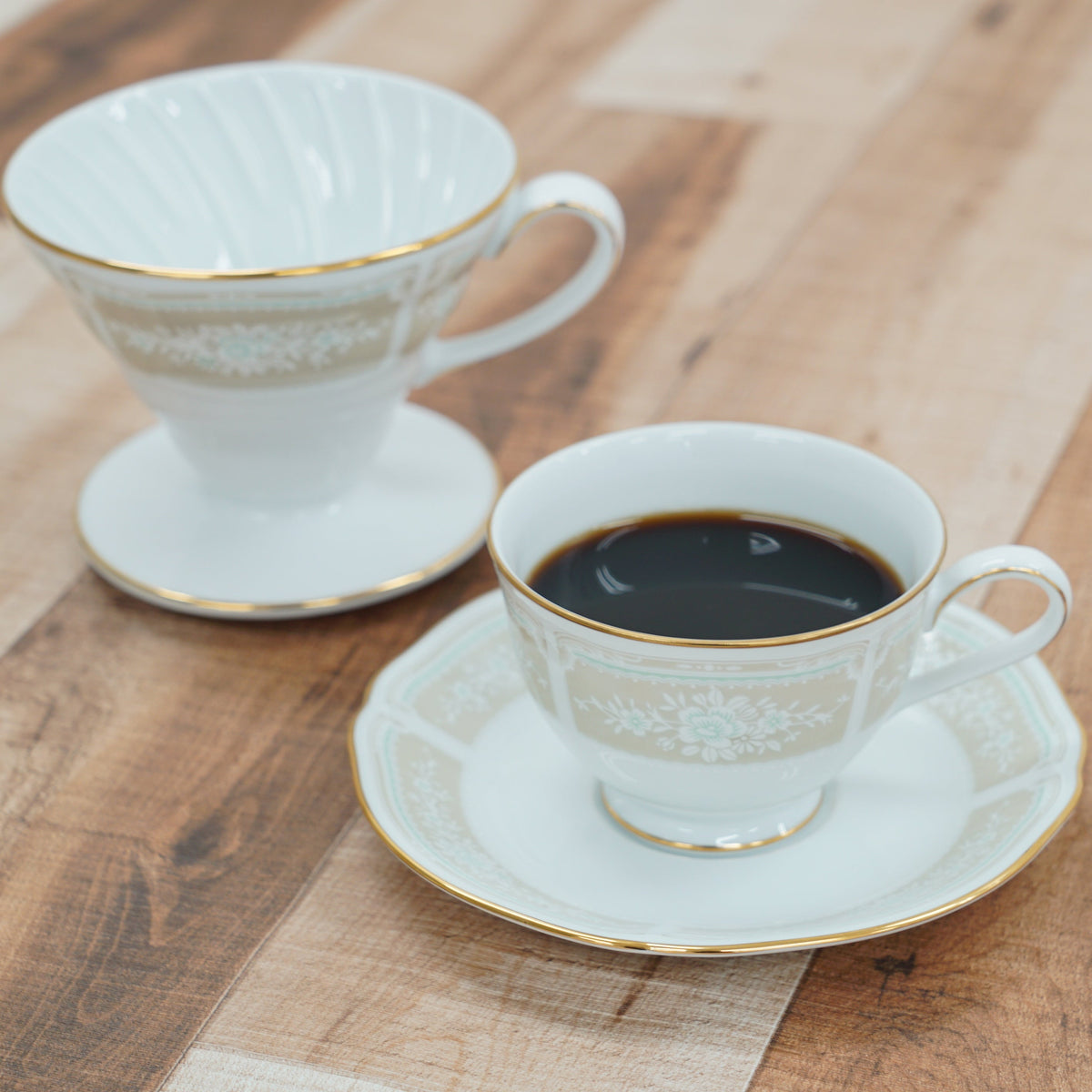 HARIO × Noritake｜蕾絲木金邊米色杯碟與濾杯配搭情境