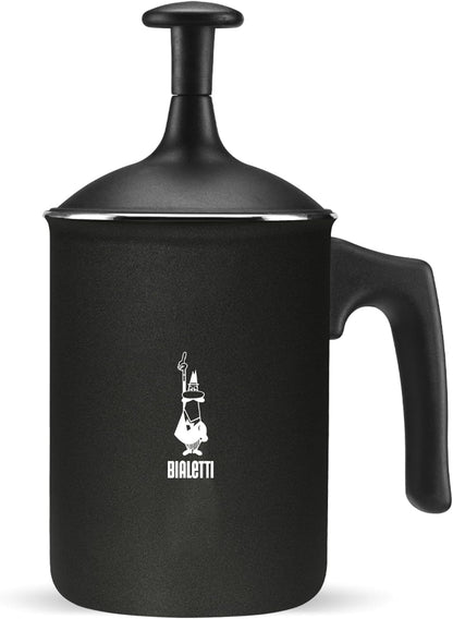 Bialetti TuttoCrema 黑色 330mL 手動奶泡壺，顯示壺身品牌標記、手柄及上方壓桿