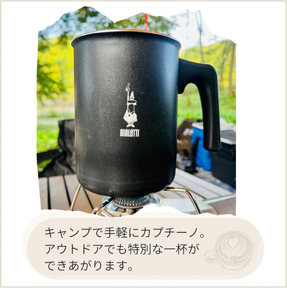 Bialetti TuttoCrema 黑色奶泡壺在戶外便攜燃氣爐上加熱的示意