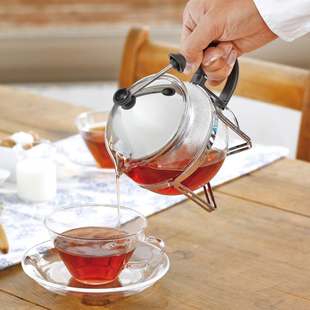 將紅茶倒入玻璃茶杯