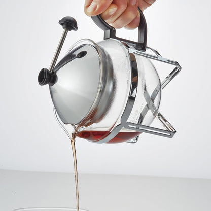 手持金屬框架茶壺倒出茶湯