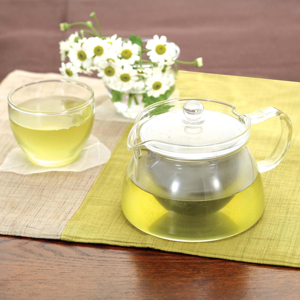 綠茶茶壺與茶杯及花朵