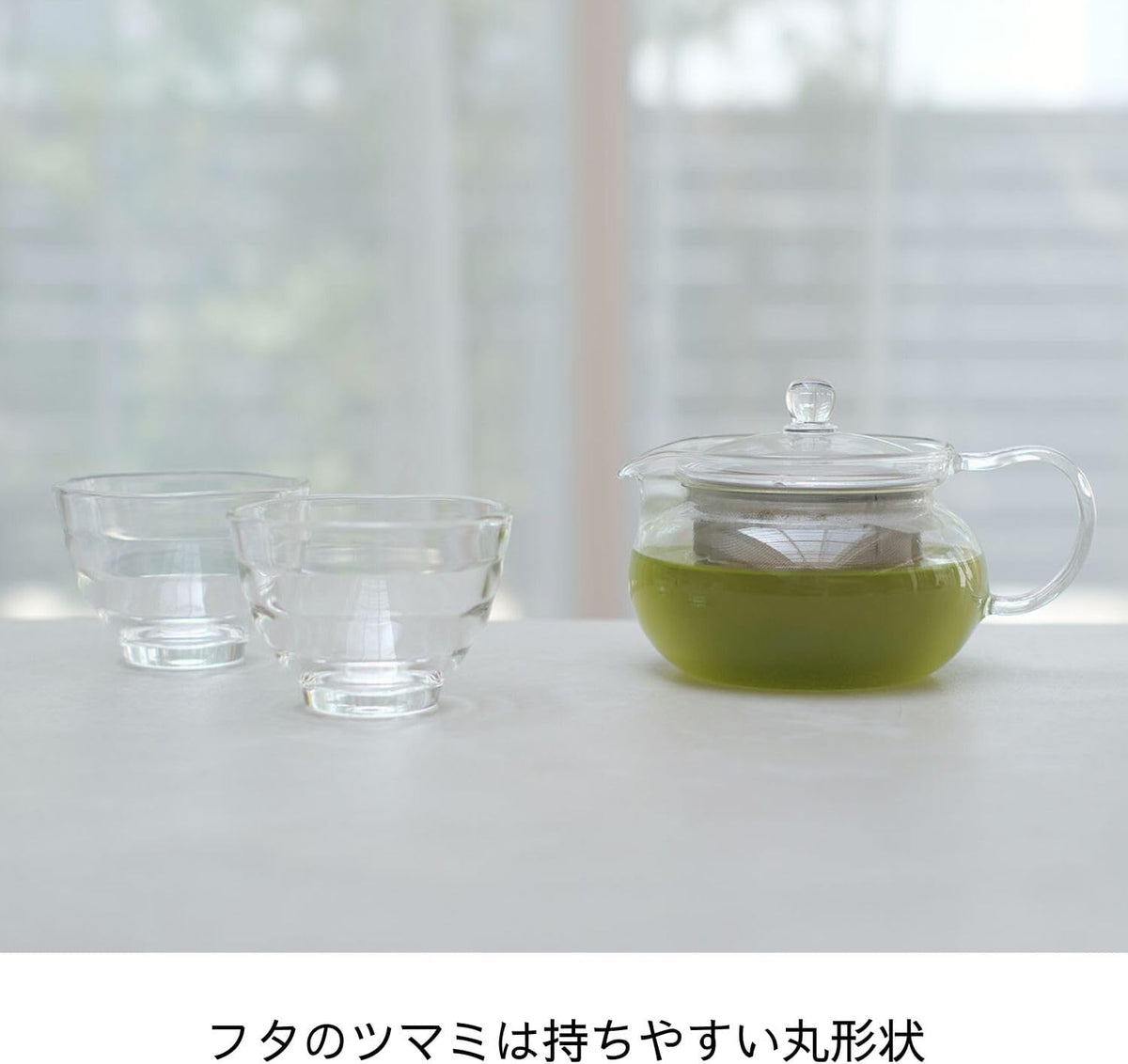綠茶茶壺與玻璃茶杯桌面展示
