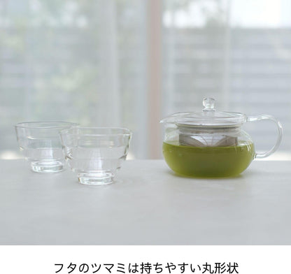 綠茶茶壺與玻璃茶杯桌面展示