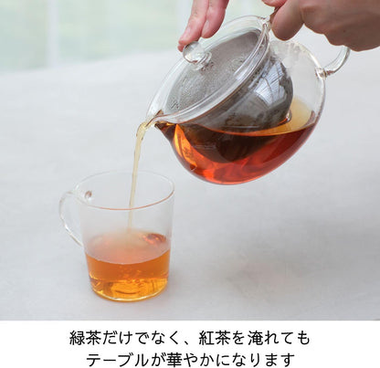 手持茶壺倒出紅茶