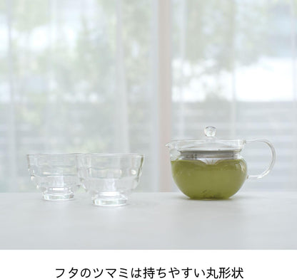 綠茶茶壺與玻璃茶杯桌面展示