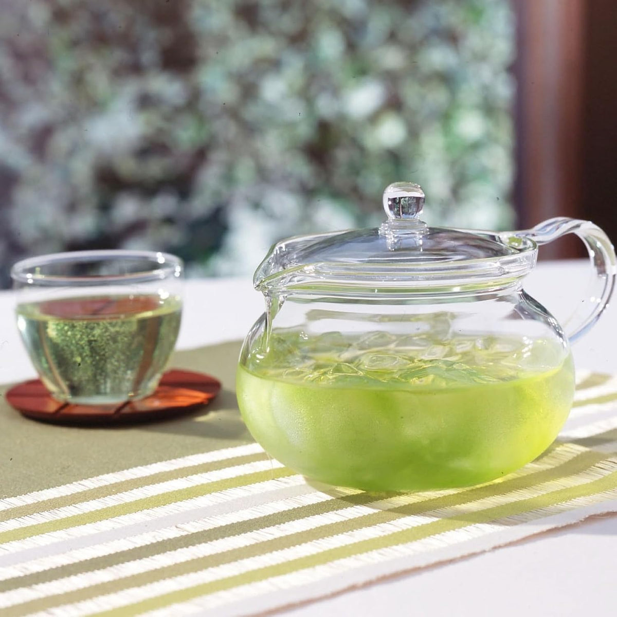 窗邊綠茶茶壺與茶杯